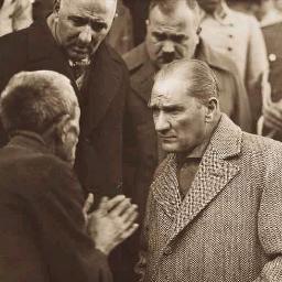 M.Kemal Atatürk gençliği bir araya toplanıyor.