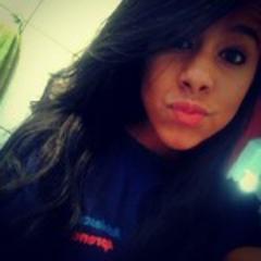Sou super carinhosa, meiga, chata, bipolar, manipuladora e tudo de bom. Segue? *-*