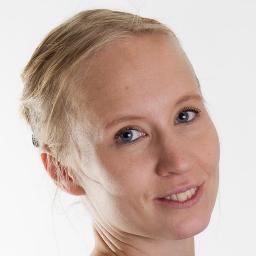 Fru och flerbarnsmamma. Feminin och feminist. Fantasyfantast och försäkringsutredare.