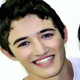Sou um garoto , brincalhão,simpatico, Humilde, faço teatro e meu sonho é ser ator #EuQuero !#EuConsigo #EuPosso. Sigam-me e mostrarei o caminho =).