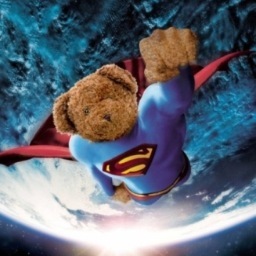 Er det et fly? Er det en bil? NEI! Det er Teddy!