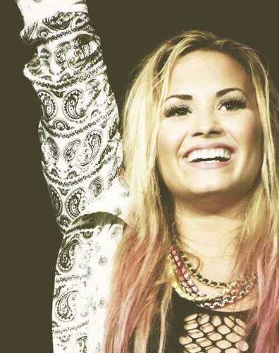 Demetria saved my life. Stay Strong. Believe in me. ¿Yo fan de Demetria? JAJAJAJAJ Lovatic, señores.