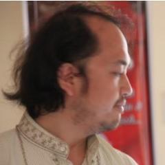 プロ瞑想教師。瞑想歴は16年になります。毎年、インドへ瞑想修行に出かけています。瞑想は実は簡単です。そして瞑想を通じて真実を自分の内側に見つけるのもとても簡単です。そのための指導を日々行なっています。興味があったら、ぜひ瞑想を習いに来て下さい。一緒に座りましょう！