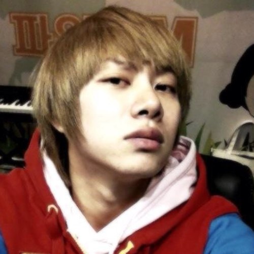 ผิวขาวราวน้ำนม  คิมฮีชอล ฮ่าๆๆๆๆคุยกันได้นะ ^__^ I'm just bot , not real Heechul OK?