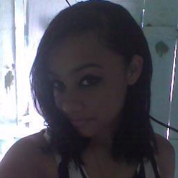 Minha auto definição é simples, chata , tenho 17 anos complicada irônica sagaz, meiga , louca. Que adora ler e escrever, e sobre tudo sádiga não se iluda comigo