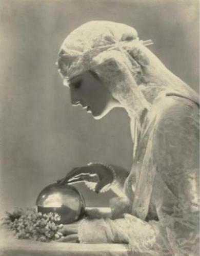 Vintage Treasure hunter & Classic Photography Fanatic!