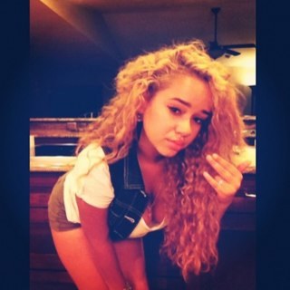 Drea . Lesbian . 22 . Single . Sweet . Funny . Kind . Carimg . Photogenic . && Mixed [ ; Hmuu