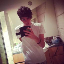 jake_benett's profile picture. friends.. they know flood your life of  happiness :)