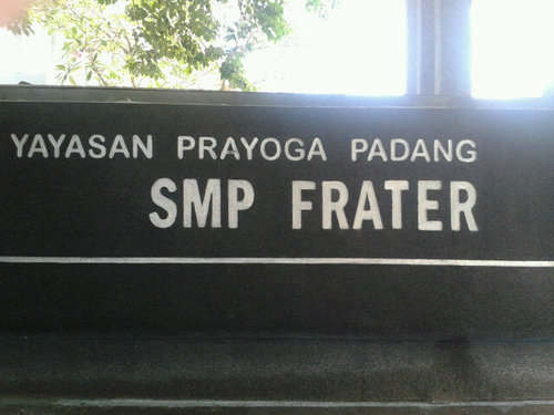 Twitter resmi SMP Frater, Padang - #BeYourSelf!
