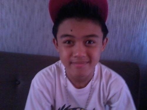 Im khyle christian sabang ;)) im follow back ;)
If I can make a girl laugh, I can make her do anything. and I also LOVE my bunch :**