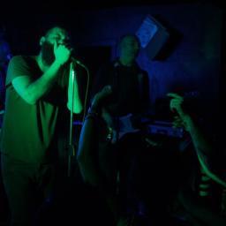 De Grinpipol is a rock band from Sardinia.
De Grinpipol is dirty riffs, dancehall drums,
singing like devils, filthy, distorted solos.