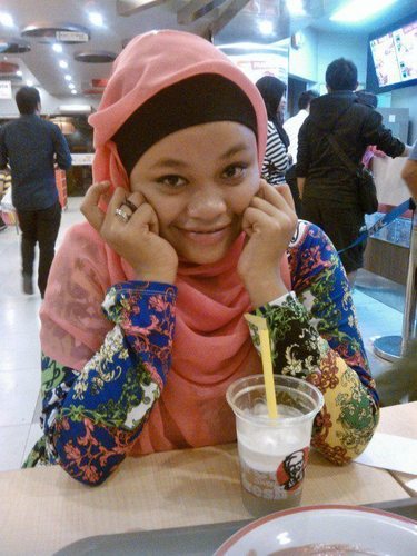 AlfiyahzAz's profile picture. makazzarrrr