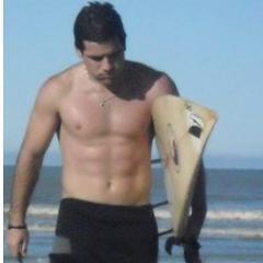 34 años. Villa Devoto. Guardavidas. Profesor de Educacion Fisica. Surfista. Ex-Futbolista. Soldado de Maradona y Messi.