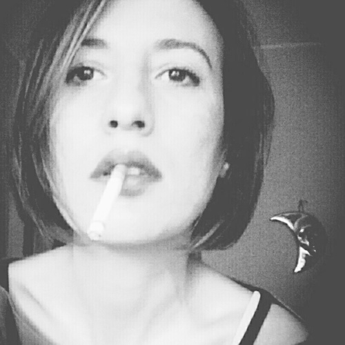 Francy975's profile picture. Maschio mancato dalle sembianze femminili, donna pagliaccio con la vocazione al dramma e alle ginocchia sbucciate.