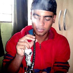 Aquariano, Santista, Dramático, Irritante, Observador. Tenho 17 anos, Mauá-SP.