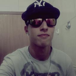 Quem vive com medo de morrer, morre sem saber como viver.