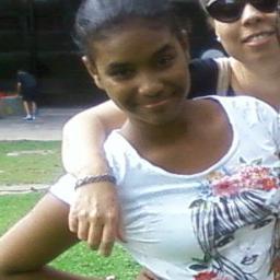 15 anos , solteira . Gosta de funk, de samba && ainda curtii um reggae ♪♪