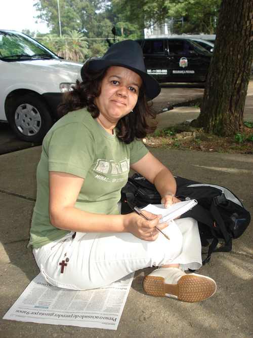 Jornalista e Historiadora, com pós-graduação em Artes e Educação.