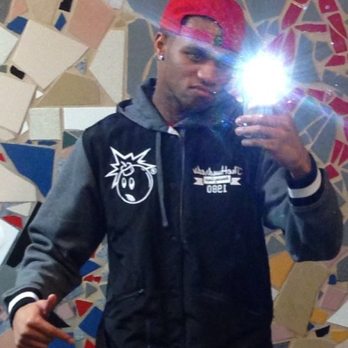 BUGzToREAL's profile picture. Close your eyes and see what under neath your eyez .. #teamiphone5 5⃣ #teamNBAoverNFL #teamLakers