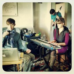 2 guys x 2 girls = synth rock gold.