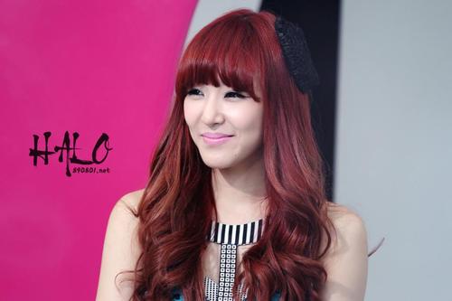 Gringa (?), Bella, santa, rica, guapa, y amo a mis 8 hermanas irrelevantes. Rapera, Vocalista, Visual, Esposa de @KimTaeYeon00 y amante de @xIceJessica~~