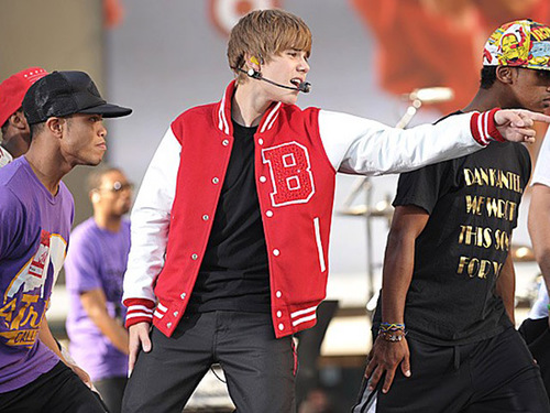 Belieber/Jonatic .. Close your eyes and think they are stoling your heart! BELIEVE