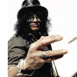 Fã clube? Acho que não. Um twitter apenas dedicado ao mito, a lenda, estrela, SLASH. Unidos pelo rock, unidos por um mundo melhor! #Sofia and @Isabella_CR7 :)