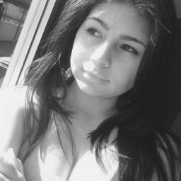 Apenas uma garota com a alegria de Uma criança;
A malícia de uma adolescente;
E sentimentos de mulher!