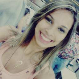 Um sorriso, um abraço apertado, uma música, estar com quem eu gosto, rir até a barriga doer.. São coisas simples, mas me faz muito feliz.