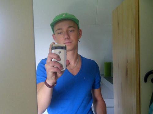 Place: Poortugaal.
Age: 18 jaar.
Music: Hardstyle!!