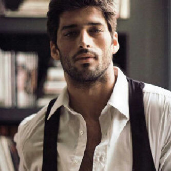 اهوى الجلوس في زوايا الزحام لأني اطيق النظر لا اطيق الكلام ♥