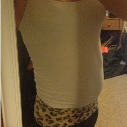 Horny crossdresser, looking to find women, T-Girls, or other crossdressers to share photos and stories with.