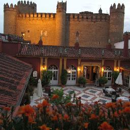 Situado en el casco antiguo de Zafra. Combina un diseño moderno y elegante con un ambiente histórico encantador en una rica mezcla de distintos estilos.