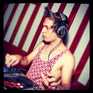 DJ, Promoter & Produtor de eventos nos clubes VIP Lounge, Sonique Bar e Club 88