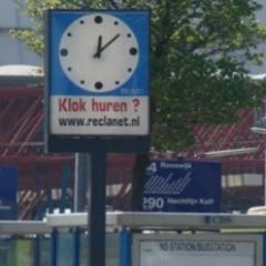 De kracht van Stadsklokreclame is dat de klok altijd de aandacht zal trekken van passanten, dit geeft uw reclame veel meer attentiewaarde.
