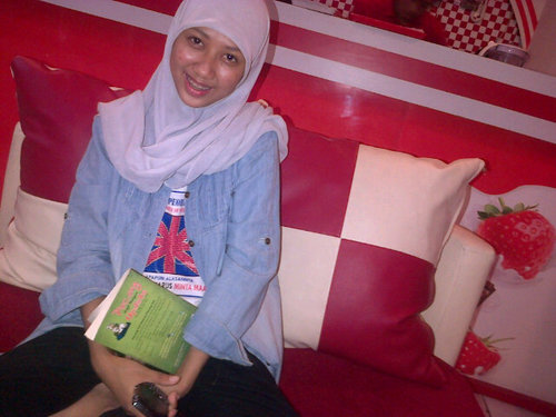 niy_ara's profile picture. Economic Development of Airlangga University '12