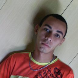 SOU UM MENINO LEGAL TENHO 18 ANOS, @abcfc gosto muito banda @grafithoficial    #UniãoDoTwitterSegueEuSigoDeVolta @clubefollowback @clubefollowback