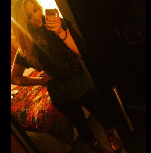 Follow me and I'll follow back. Instagram - aliciarhian. I love my georgie millions& billions& trillions.