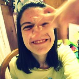 MariClariVM's profile picture. No confíes mucho, no esperes mucho, no quieras mucho, porque todo eso puede dolerte mucho.