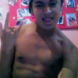 Weldon Gomes, 18 anos , sincero, MEGA bipolar, carinhoso , dengoso, e tenho medo de ficar sozinho, Sorry Girls , Isuck Dicks agora follow :)