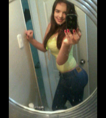 naci en el 96, estudiante. futura  modelo profesional  y animadora.