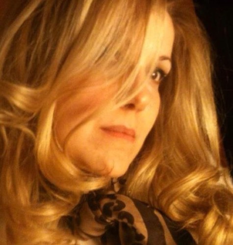 Professoressa, giornalista pubblicista, scrittrice di saggi, poesie e romanzi, pittrice. Magazine: http://t.co/X7hJbfYeNZ