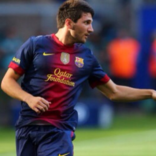 Carles Planas es un jugador de la cantera del Barça. Su posición es la de lateral izquierdo y tiene un gran futuro por delante PD: NO soy Carles Planas