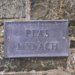 Plas Mynach is a large country house in Barmouth, Snowdonia, offering spacious comfortable accommodation for groups of family or friends.   Sleeps 8