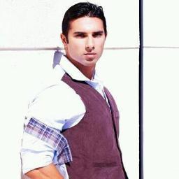 ACTOR Y LOCUTOR DE RADIO MILLENIUM 107.7 FM DE ALICANTE Yonathan Maicon,Actor nacido el 5 de febrero de 1986,Punta del Este URUGUAY.