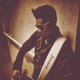 Eu ainda estou aqui, porque quando eu disse que os amava, seria para sempre...FC dedicado a banda @rockrestart;;Desde: 26.06.2011;; Donas: Francine.