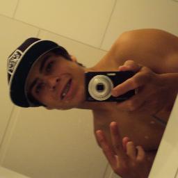Sangue de playboy não circula, dá um rolé. add ai http://t.co/dmYYxANX *-*