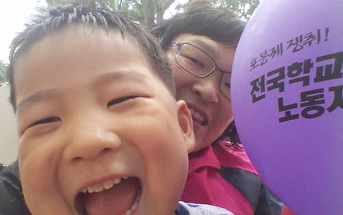 대전에서 학교비정규직노동조합에서 일하고 있습니다.
비정규직없는 세상..그날까지 쭉~열심히 살겠습니다.