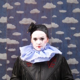 fifty-fifty clown ✨🔮🐛
she/they 🦋
deeply annoying, both close-up & far away 👋🤡