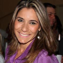 A mentira enaltece o espirito apenas no momento..porque o que na realidade faz é destruir a beleza interior.